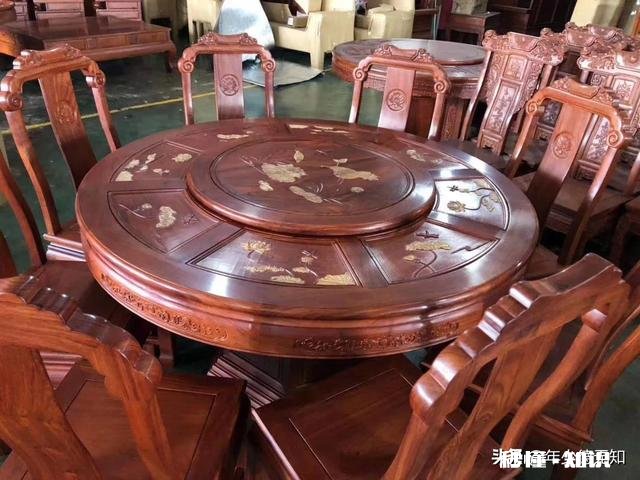 客厅沙漠黄色搭配什么颜色茶几，电视柜，餐桌