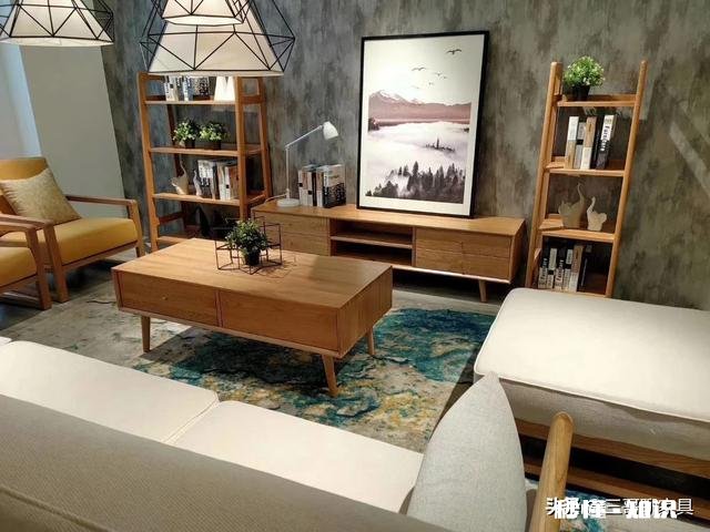 客厅沙漠黄色搭配什么颜色茶几，电视柜，餐桌