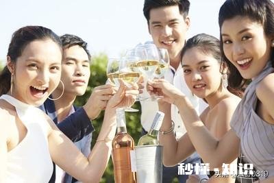 年底同学聚会，十多年了都没联系玩得来的就几个有联系，不想去咋办