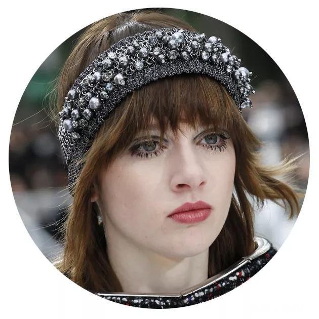 除了章子怡的夸张耳坠,还有哪些配饰最抢戏