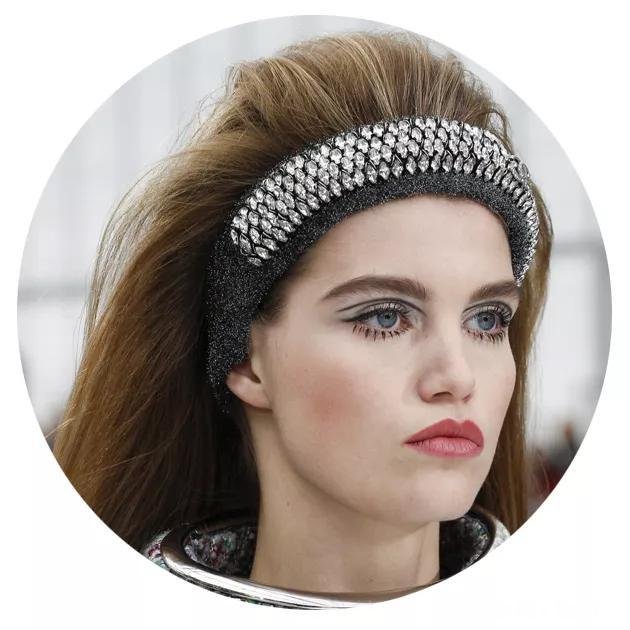 除了章子怡的夸张耳坠,还有哪些配饰最抢戏