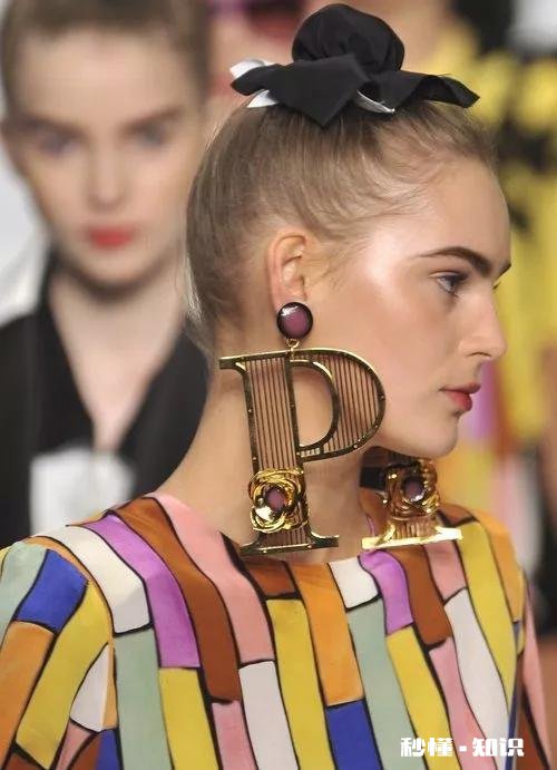 除了章子怡的夸张耳坠,还有哪些配饰最抢戏