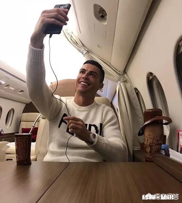 C罗晒飞机上自拍照被莱因克尔指责，对此你怎么看