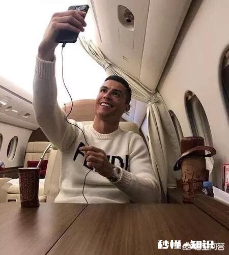 C罗晒飞机上自拍照被莱因克尔指责，对此你怎么看