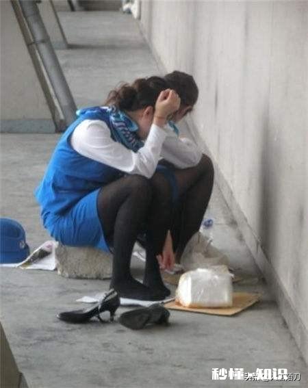 空姐每天工作制服都是以丝袜为主,机舱内空调都会很凉,空姐的腿会不会落下毛病呢