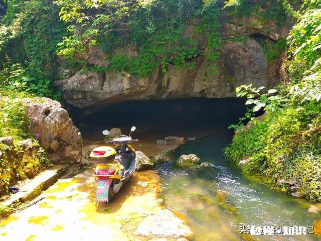 摩托车骑得很快，声音很大的那种。穿梭在各种街道。真的觉得自己很帅吗