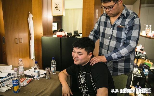 RNG虽然赢了IG,可Uzi病情彻底爆发,离退役不远了,你怎么看