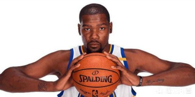 勇士120-116独行侠，杜兰特在关键时刻投中三分后格林却怒吼他，这是为什么