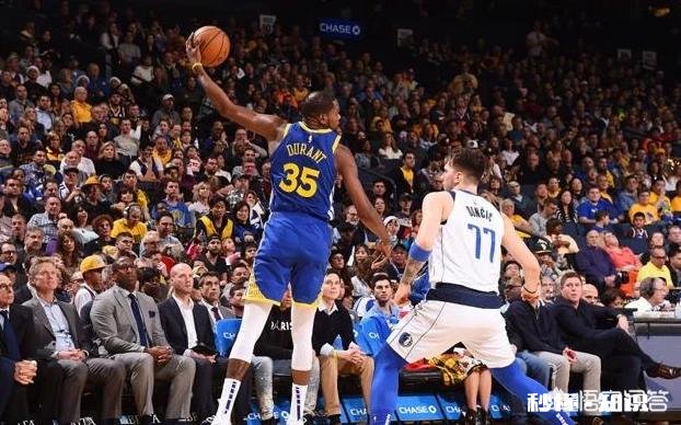 勇士120-116独行侠，杜兰特在关键时刻投中三分后格林却怒吼他，这是为什么