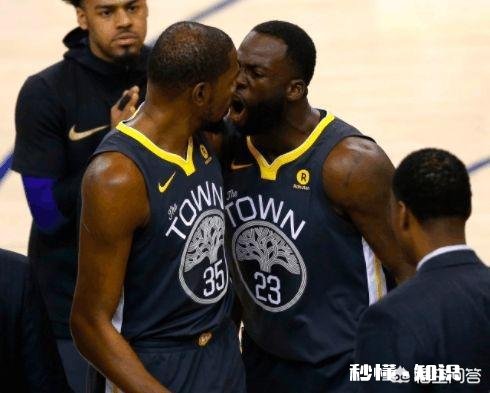 勇士120-116独行侠，杜兰特在关键时刻投中三分后格林却怒吼他，这是为什么