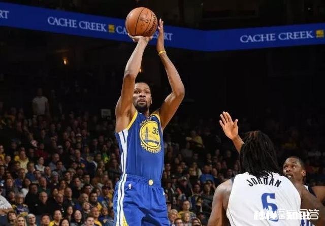 勇士120-116独行侠，杜兰特在关键时刻投中三分后格林却怒吼他，这是为什么
