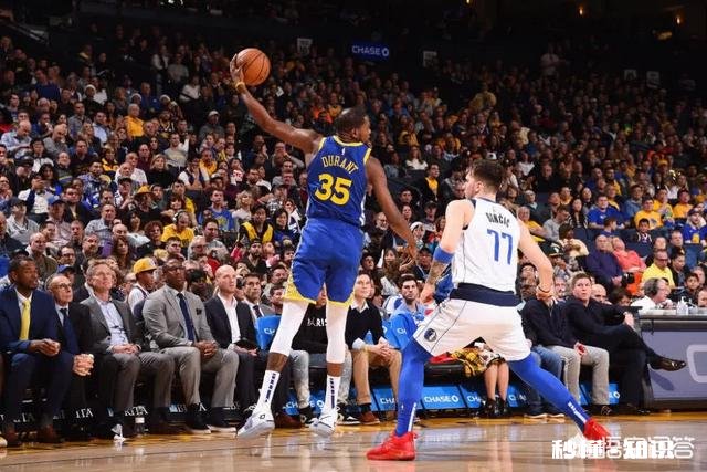 勇士120-116独行侠，杜兰特在关键时刻投中三分后格林却怒吼他，这是为什么