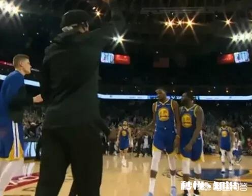 勇士120-116独行侠，杜兰特在关键时刻投中三分后格林却怒吼他，这是为什么