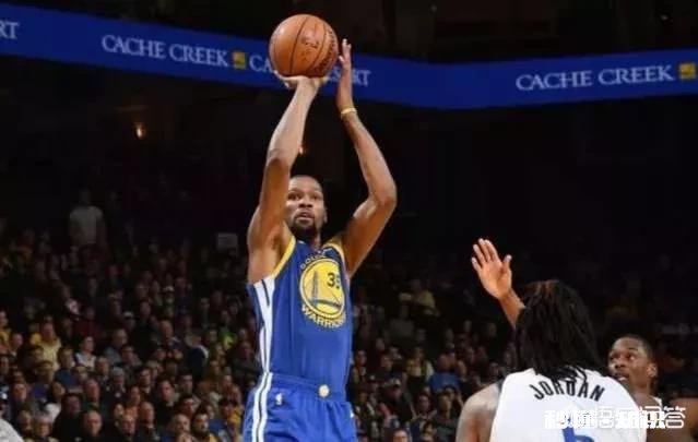 勇士120-116独行侠，杜兰特在关键时刻投中三分后格林却怒吼他，这是为什么