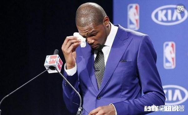 勇士120-116独行侠，杜兰特在关键时刻投中三分后格林却怒吼他，这是为什么