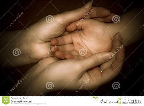 为什么感觉初中的班主任对贫困户学生那么好呢