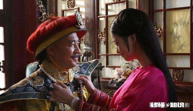 电视剧《甄嬛传》同是服侍皇上，甄嬛为何比华妃更能讨皇上欢心