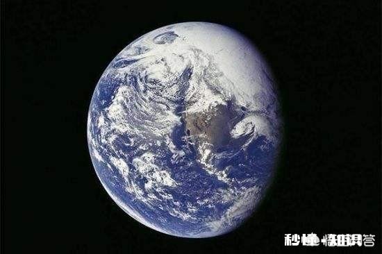 我想知道，假如用望远镜看太阳，看到的是8分20秒以前的太阳，还是实时的太阳呢