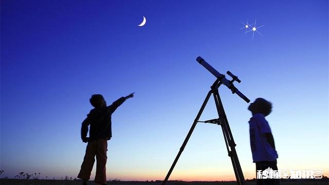 我想知道，假如用望远镜看太阳，看到的是8分20秒以前的太阳，还是实时的太阳呢