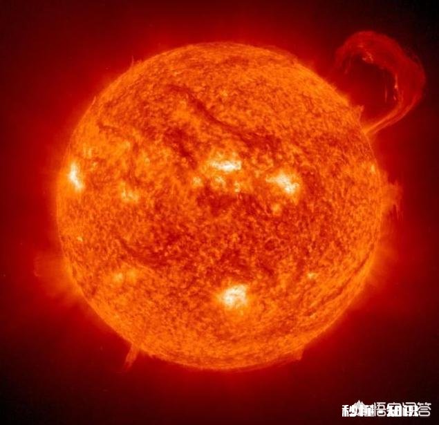 我想知道，假如用望远镜看太阳，看到的是8分20秒以前的太阳，还是实时的太阳呢