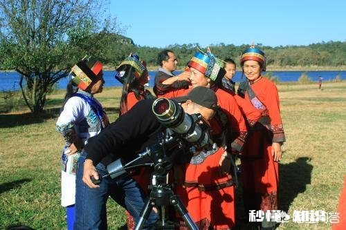 我想知道，假如用望远镜看太阳，看到的是8分20秒以前的太阳，还是实时的太阳呢