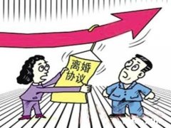 夫妻协议离婚都已在协议上签字，女方又反悔不愿意去民政局，该怎么办