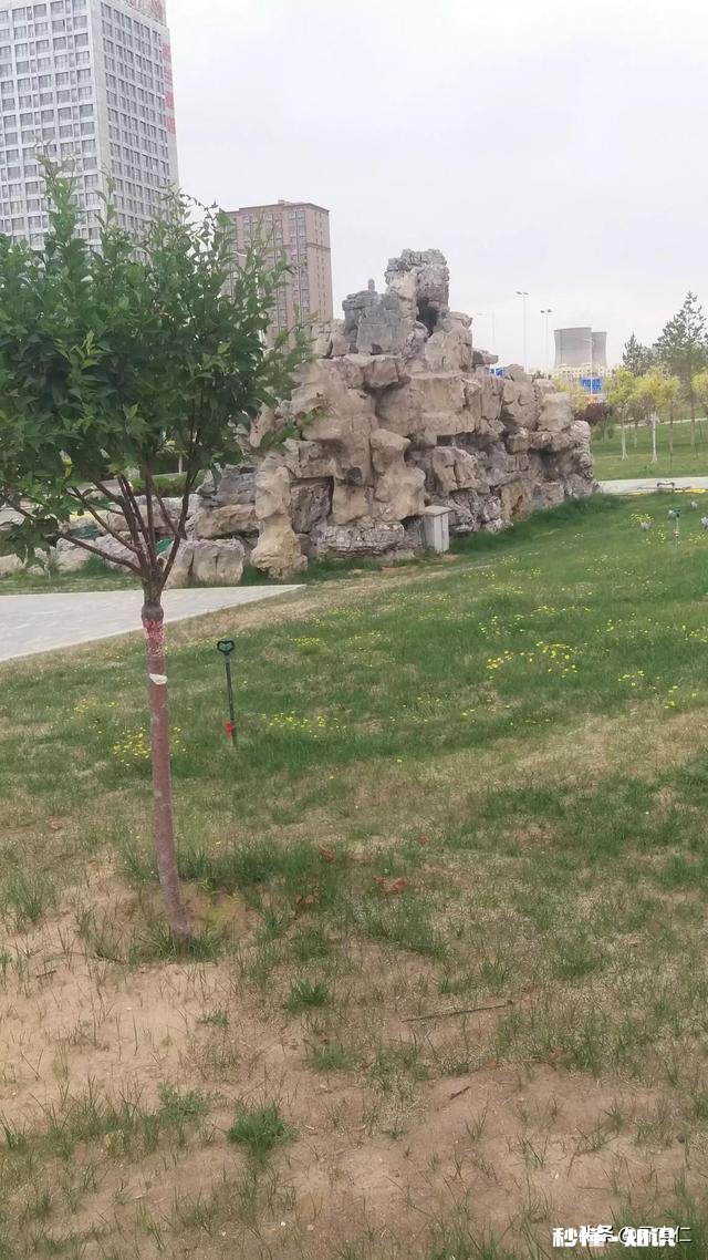 周边有个公园，总有老人在里面引吭高歌吹拉弹唱，怎么办