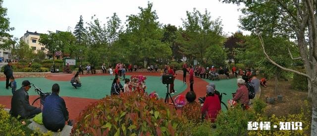 周边有个公园，总有老人在里面引吭高歌吹拉弹唱，怎么办