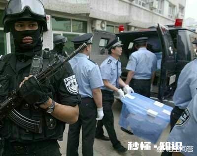 运钞员押运钞票用的是霰弹枪，为啥押送高考试卷却要配备步枪