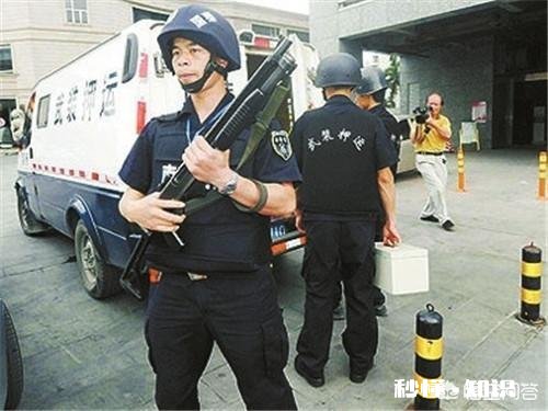运钞员押运钞票用的是霰弹枪，为啥押送高考试卷却要配备步枪