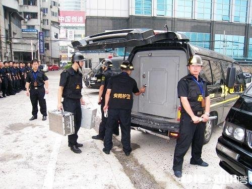 运钞员押运钞票用的是霰弹枪，为啥押送高考试卷却要配备步枪