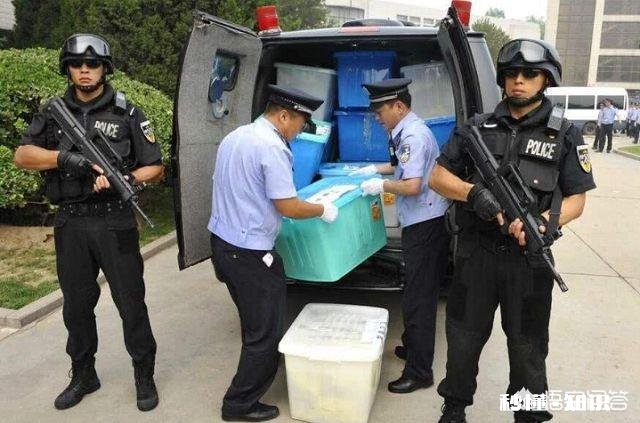 运钞员押运钞票用的是霰弹枪，为啥押送高考试卷却要配备步枪