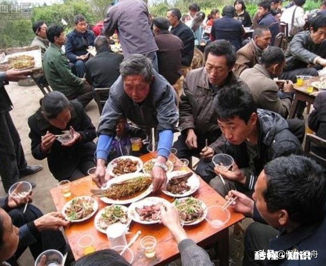 上联：莫笑农家辣酒浑，下联如何对