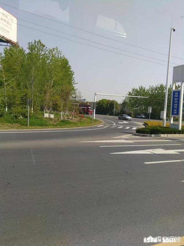 上联：行人要走人行道。下联怎么对