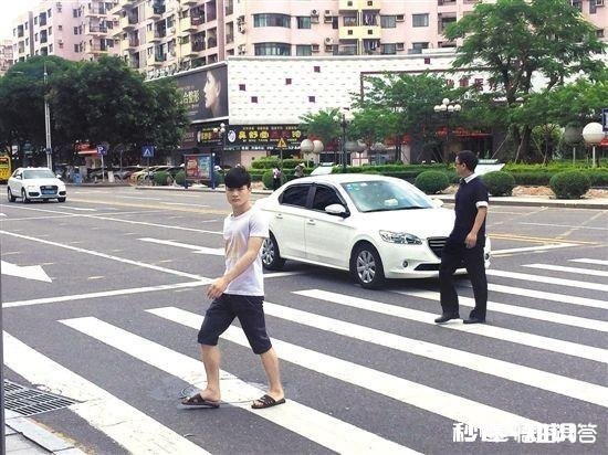 上联：行人要走人行道。下联怎么对