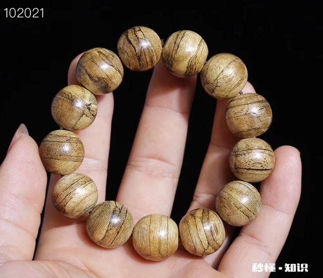 谁懂沉香手串帮忙看看