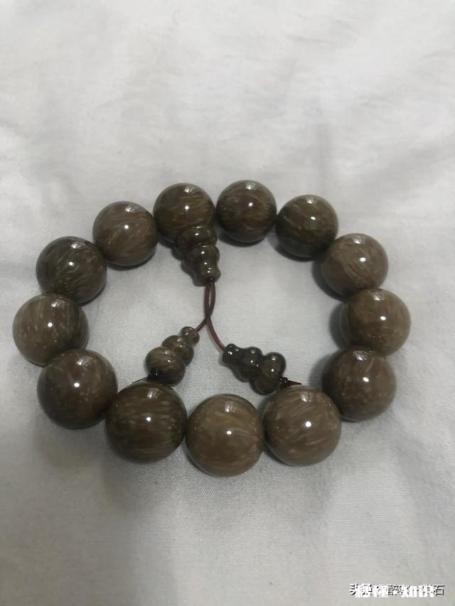 谁懂沉香手串帮忙看看