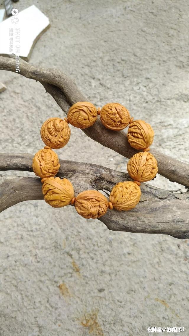 为什么这条核雕手串象的脸上会有细小的纹路，怎么盘也盘不亮