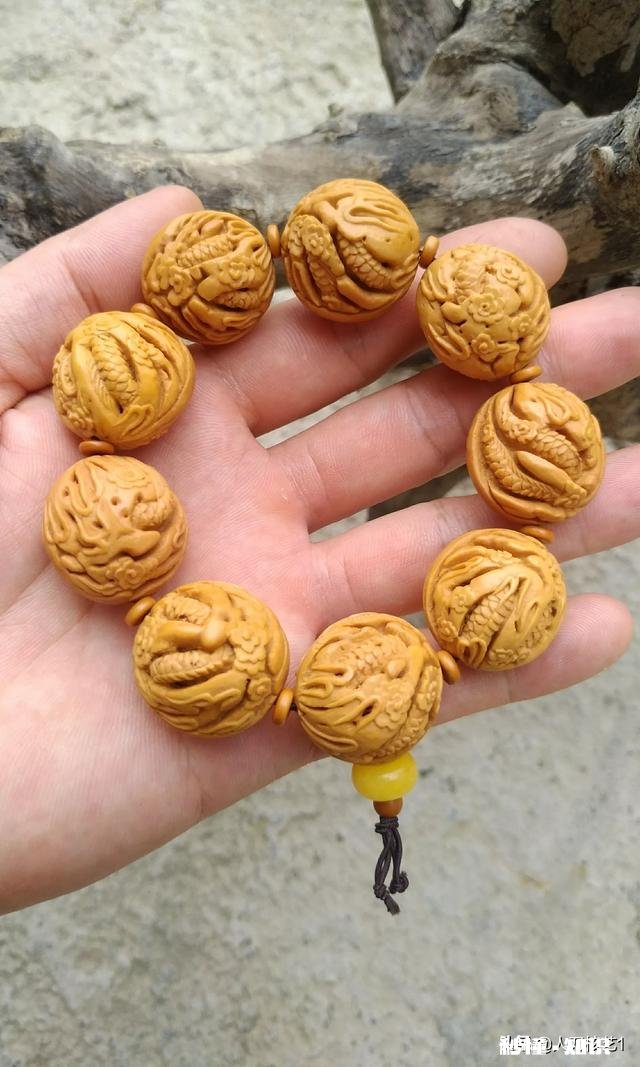 为什么这条核雕手串象的脸上会有细小的纹路，怎么盘也盘不亮