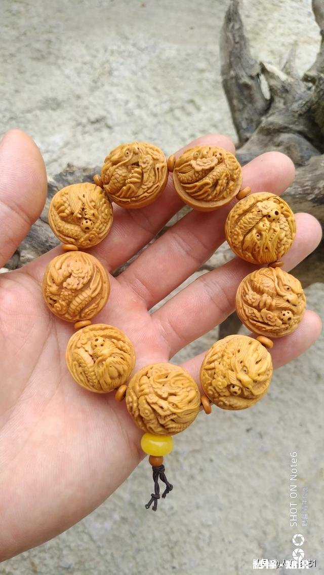 为什么这条核雕手串象的脸上会有细小的纹路，怎么盘也盘不亮