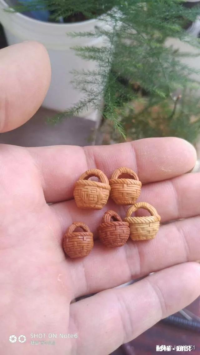 为什么这条核雕手串象的脸上会有细小的纹路，怎么盘也盘不亮