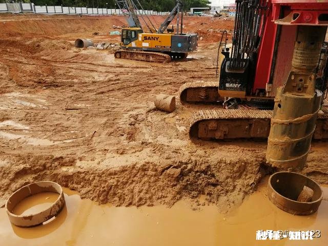 大学学的工程造价，现在毕业后不太好找工作，如果做施工的话，前景哪一个更好呢