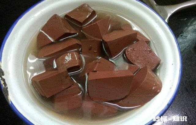 以前的猪血一夹就碎，现在的猪血不易碎而且口感很嫩，真的能吃吗