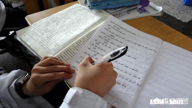 女儿一见我进房间就合上笔记本电脑。父母应该如何正确处理青春期孩子的上网问题