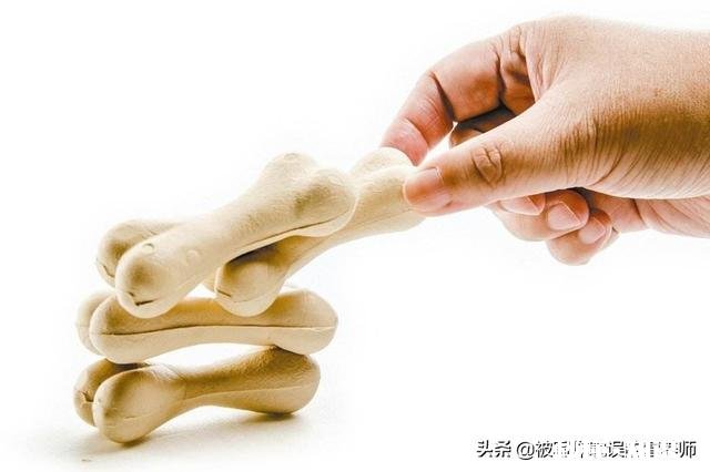 有些老人为什么摔一跤就会骨折,吃点什么能让骨骼更结实一些