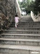 孩子睡觉掉下床，有点爱睡觉，是怎么回事