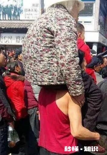 平时很少说私事的人，突然很爱聊自己的父母及家务事。为什么