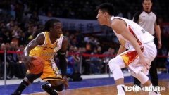 于德豪想拉起福特森，福特森假装没看到，引起全场球迷不满，你怎么看