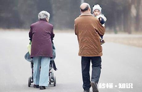 如果老婆对公公婆婆比较冷漠，不闻不问，觉得老人给自己带孩子是天经地义的，怎么办