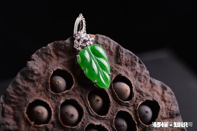 老翡翠花瓶挂件图片值钱吗